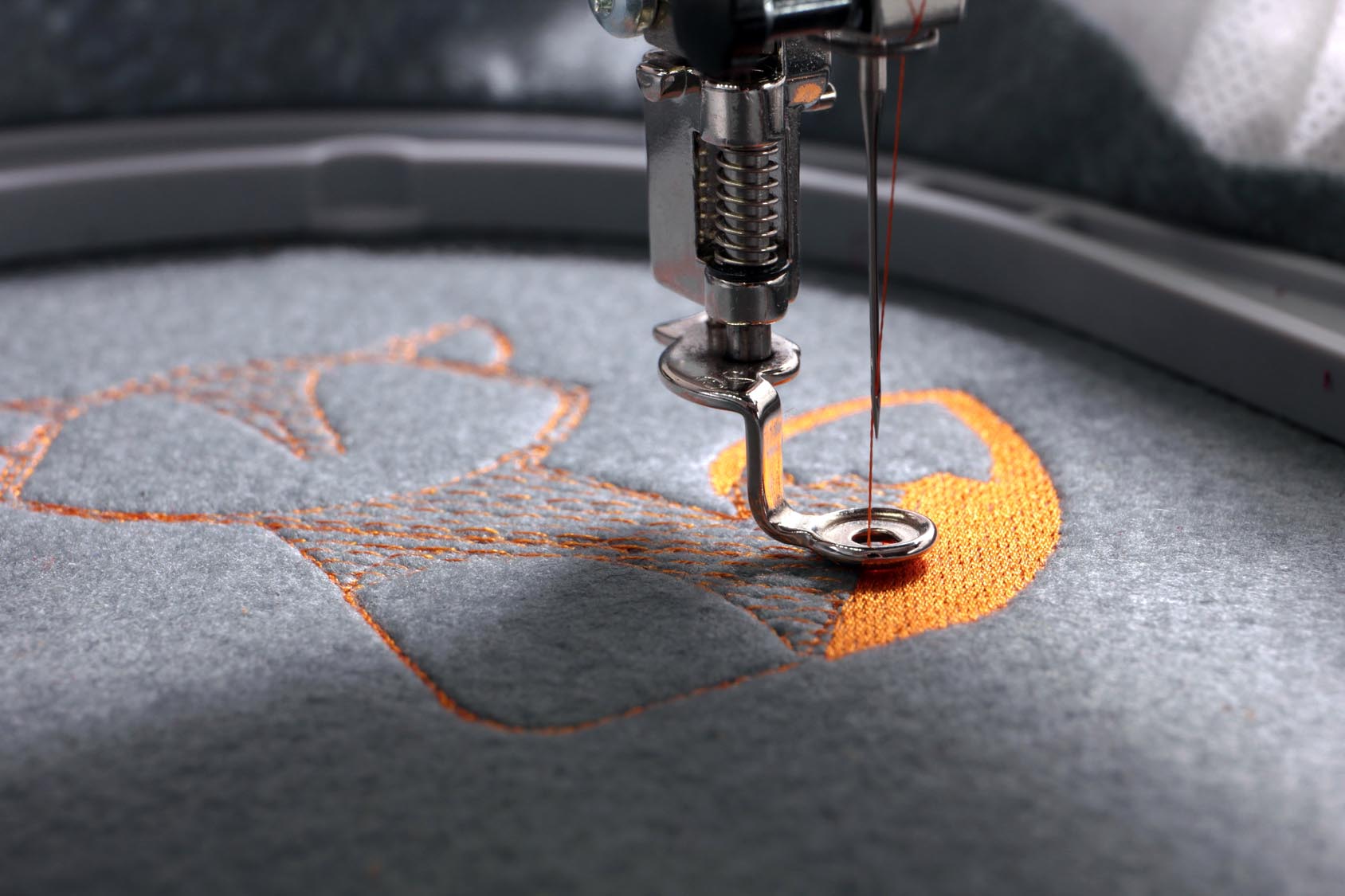 Maszyna do haftowania  w trakcie naniesienia wzoru na produkt
